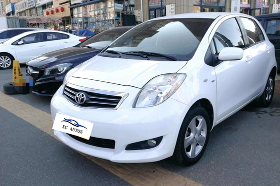 Toyota Yaris 5 deuren 5 zitplaatsen Gasoline hatchback met zon dak en LED koplampen