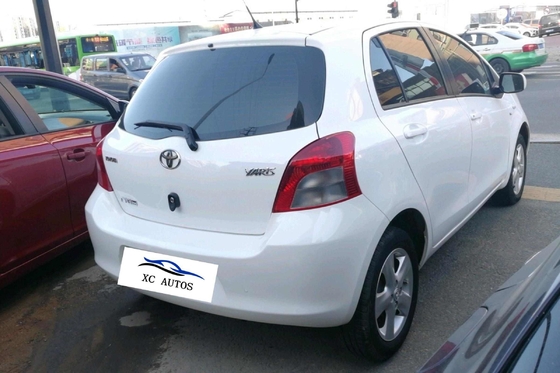 Toyota Yaris 5 deuren 5 zitplaatsen Gasoline hatchback met zon dak en LED koplampen