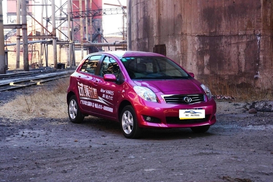 Toyota Yaris 5 deuren 5 zitplaatsen Gasoline hatchback met zon dak en LED koplampen