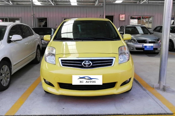 Toyota Yaris 5 deuren 5 zitplaatsen Gasoline hatchback met zon dak en LED koplampen