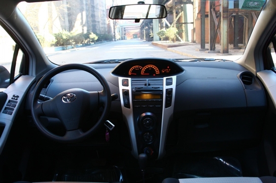 Toyota Yaris 5 deuren 5 zitplaatsen Gasoline hatchback met zon dak en LED koplampen