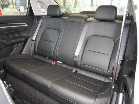Grote waarde Geely Emgrand Sedan met Macpherson Front Suspension en R16 banden maat