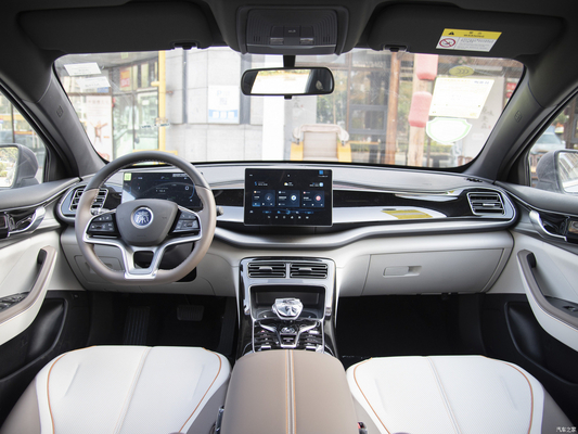 ACC cruise control ingeschakeld BYD Qin Plus Hybride voertuig Dm-I 2024 Sedan carrosserie structuur