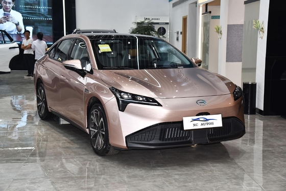 4 deuren 5 zitplaatsen AION Gebruikte auto Elektrische auto met linker stuur en zonnedak