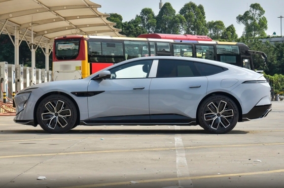 2024 700 Triple Laser Achter aandrijving Luxe Middelgrote en Grote Auto 4 deuren 5 zitplaatsen Karosseriestructuur