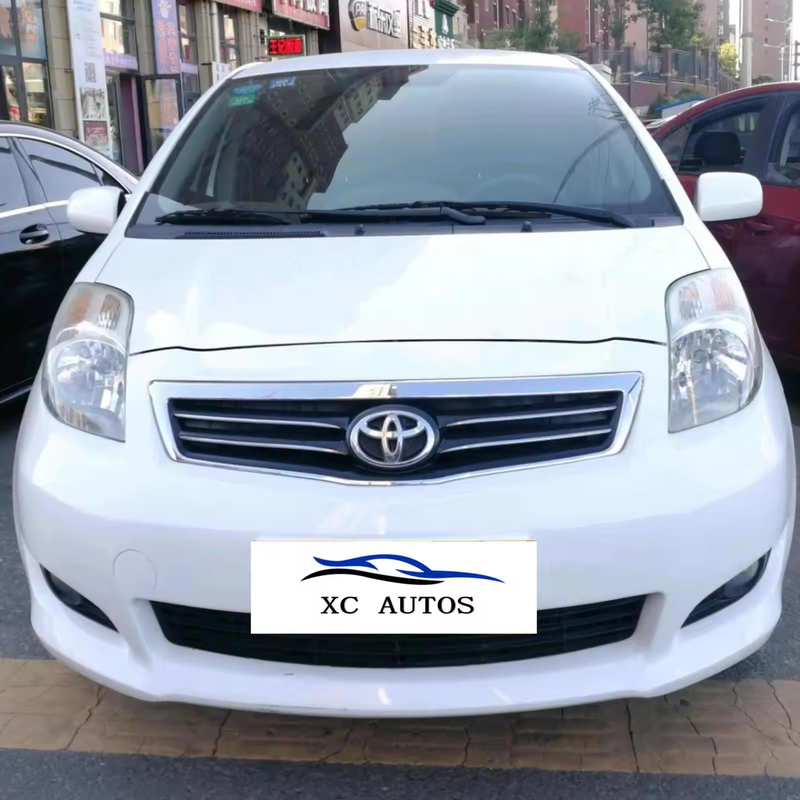 Toyota Yaris 5 deuren 5 zitplaatsen Gasoline hatchback met zon dak en LED koplampen